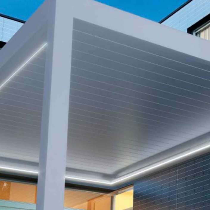 Pérgola bioclimática color blanco con luz LED